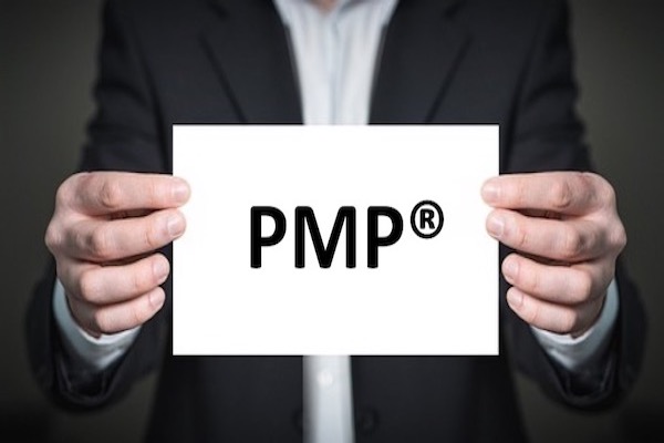 Profissional segurando o certificado PMP