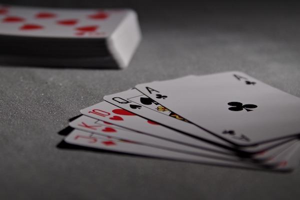Cartas de baralho com sequência de Poker representando os projetos de um portfólio estratégico