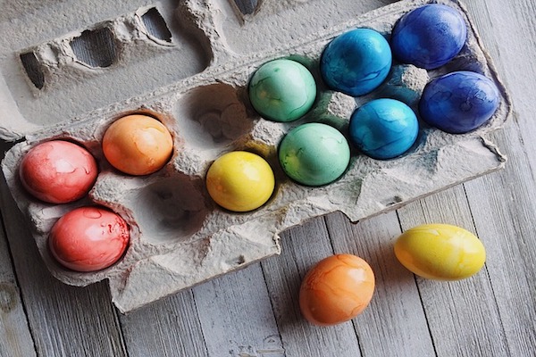 Caixa com ovos coloridos representando o portfólio de projetos
