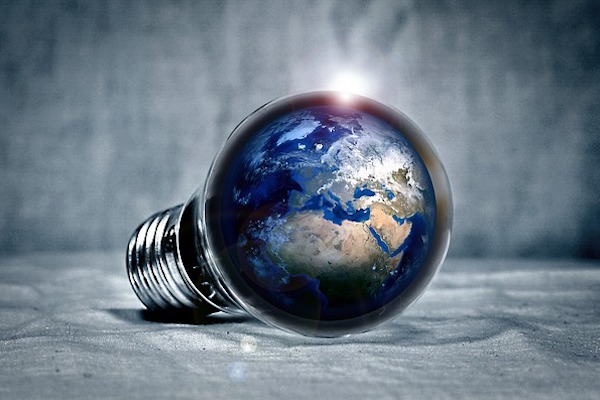 Lâmpada refletindo o globo terrestre, representando a inovação